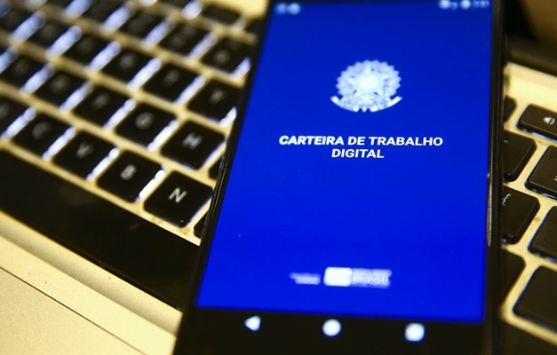 Brasil abre 257.528 vagas formais de trabalho em abril, aponta Caged