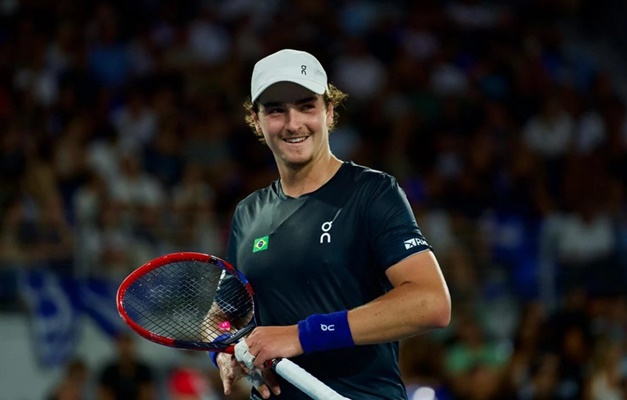 Brasil e Grécia empatam 1º dia de duelos na Copa Davis com triunfos de João Fonseca e Tsitsipas