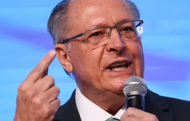 Brasil está conversando “com reserva” com Estados Unidos, diz Alckmin