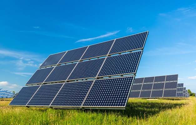 Brasil fica em 4º lugar em ranking global de adição de potência solar em 2024, diz Absolar