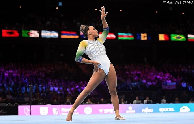 Simone Biles dá show, repete 'salto perfeito' e lidera o Mundial