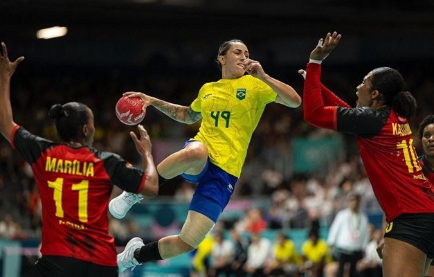 Brasil goleia Angola em 'decisão' e volta às quartas de final do handebol feminino na Olimpíada