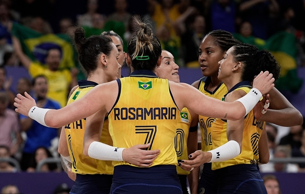 Brasil perde dos EUA em jogo eletrizante e vai brigar pelo bronze no vôlei na Olimpíada