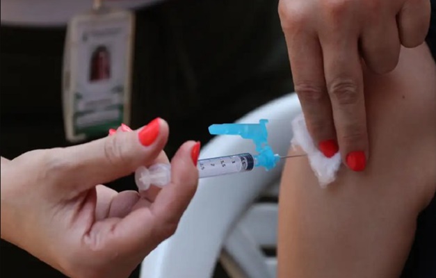 Brasil recebe 750 mil doses da vacina contra a dengue