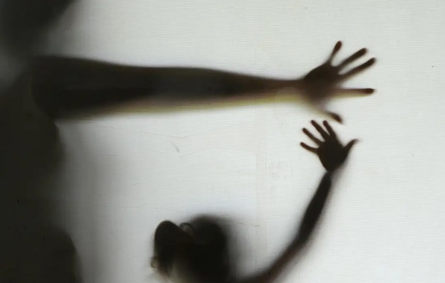 Brasil registra recorde de feminicídios: 4 mulheres são mortas por dia, aponta governo