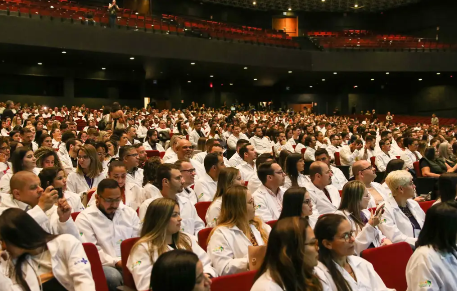 Brasil tem 575.930 médicos ativos e é maior número já registrado no país
