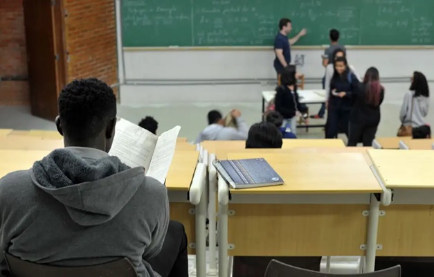 Brasil tem maior número de aluno por professor em faculdades privadas