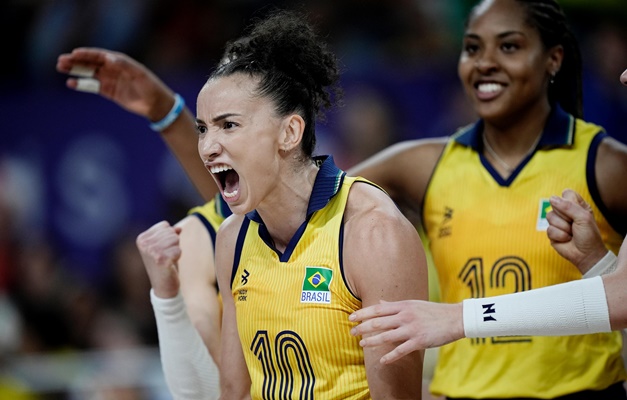 Brasil vence Polônia e termina como líder do Grupo B no vôlei feminino