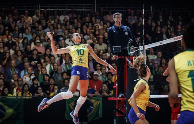 Brasil vira contra Japão e pega Itália na semi do Mundial de Vôlei