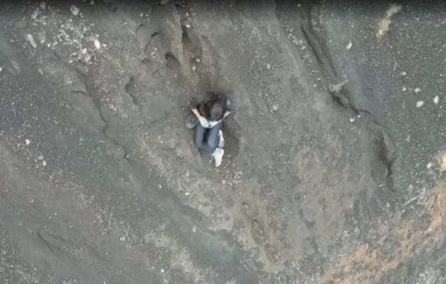 Brasileira cai durante trilha a vulcão e aguarda resgate na Indonésia