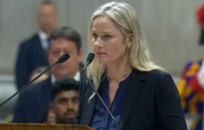 Brasileira lê oração universal na missa de abertura do conclave