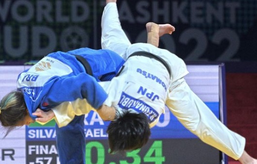 Brasileira Rafaela Silva vence japonesa e é bicampeã mundial de judô
