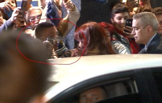 Brasileiro dispara contra Cristina Kirchner em Buenos Aires, mas arma falha