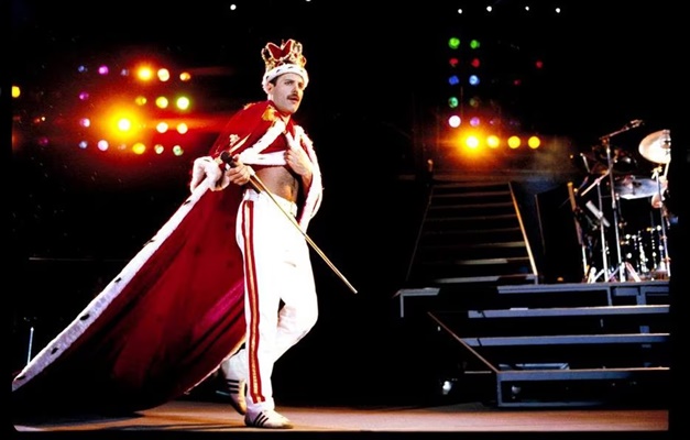 Brasileiro gasta R$ 3 milhões para arrematar itens pessoais de Freddie Mercury