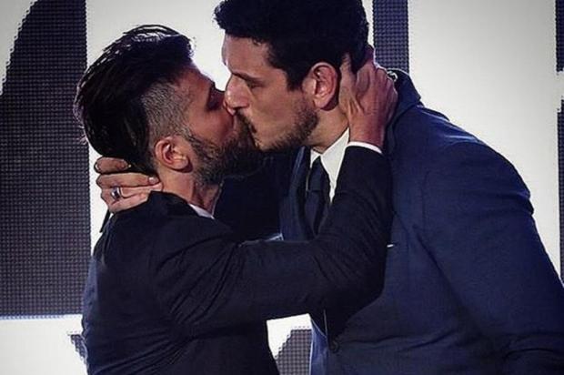Bruno Gagliasso beija João Vicente em protesto contra o preconceito
