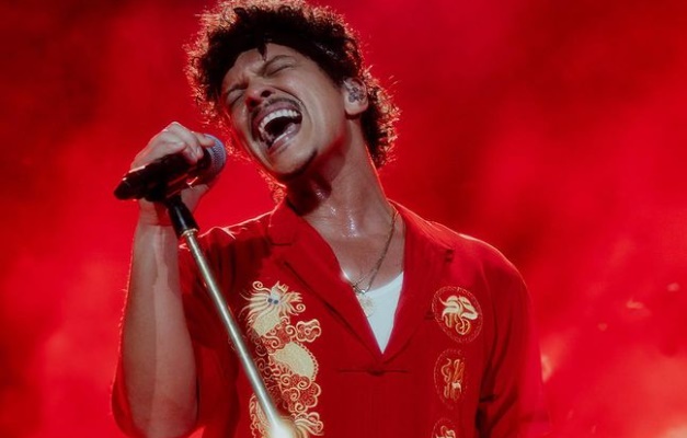 Bruno Mars anuncia show beneficente em SP para ajudar vítimas das enchentes no RS