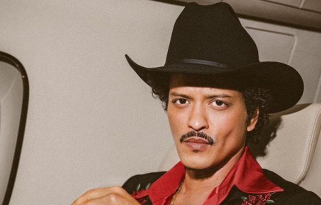 Bruno Mars faz pocket show em SP e dá mostra animadora do que público verá em turnê pelo País