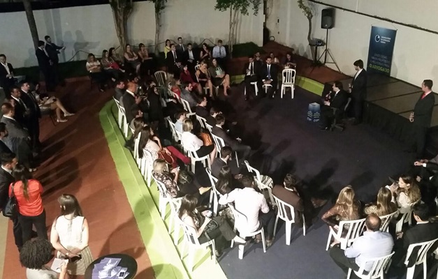 Buonaduce se reúne com 150 advogados jovens e recebe propostas