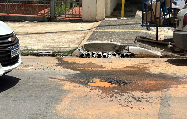 Buraco provoca estragos em carros na Rua 94 em Goiânia