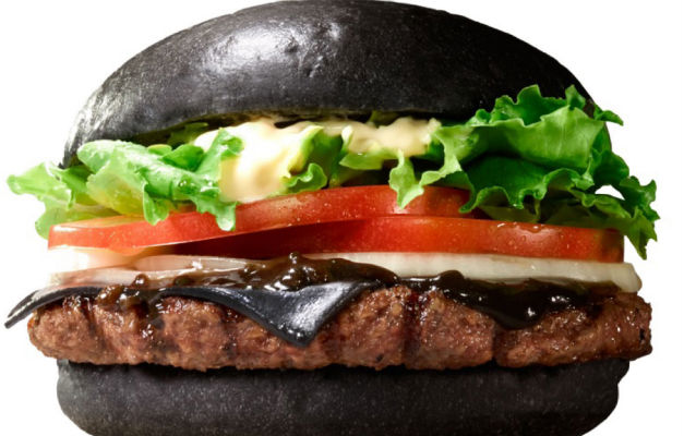 Burger King do Japão lança sanduíche com pão e queijo pretos