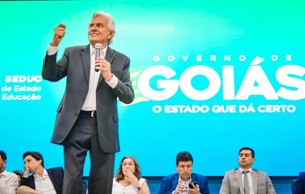 Caiado anuncia pagamento do piso nacional para professores temporários 