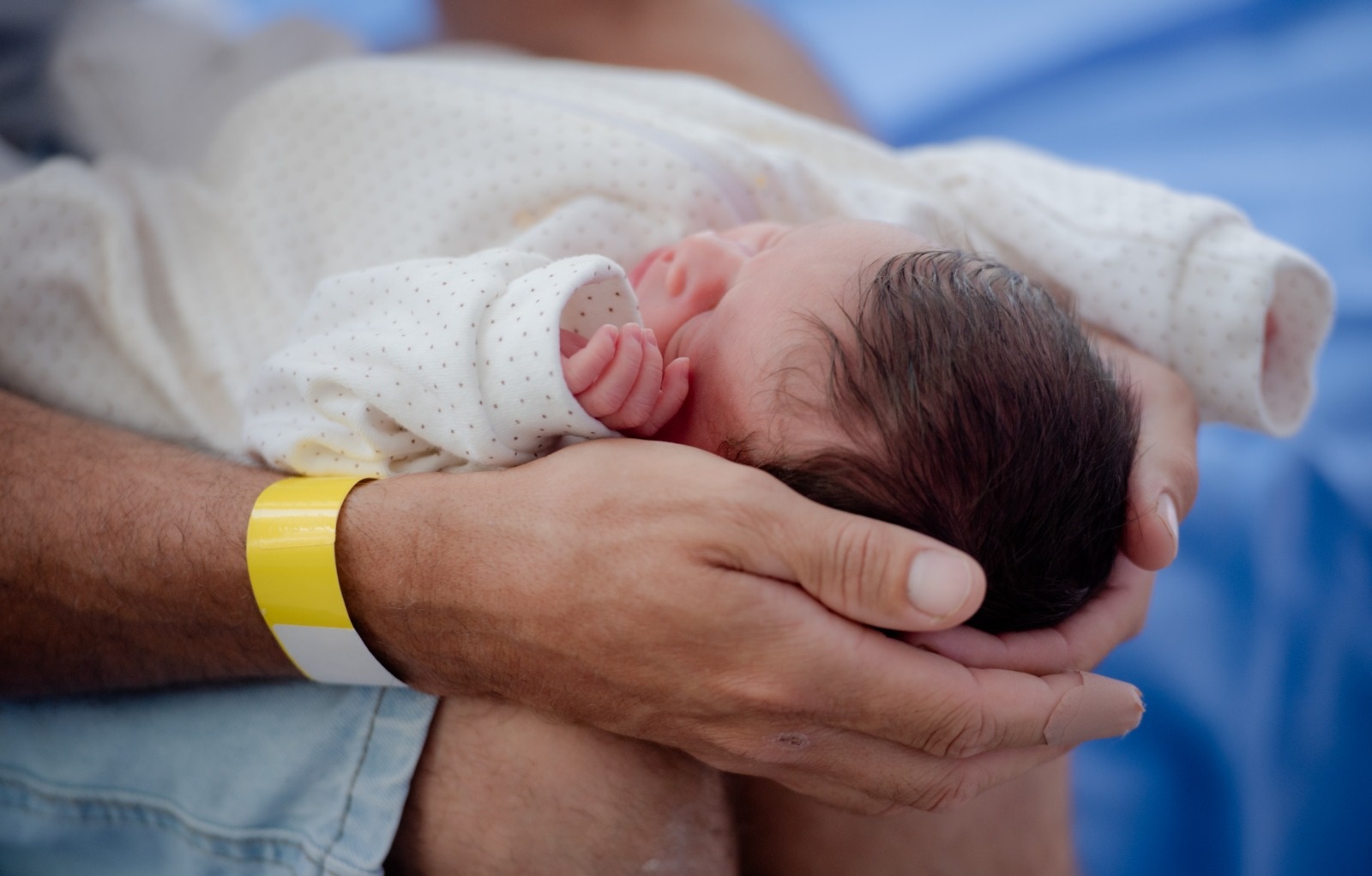 Caiado anuncia projeto inédito no Brasil de identificação civil neonatal