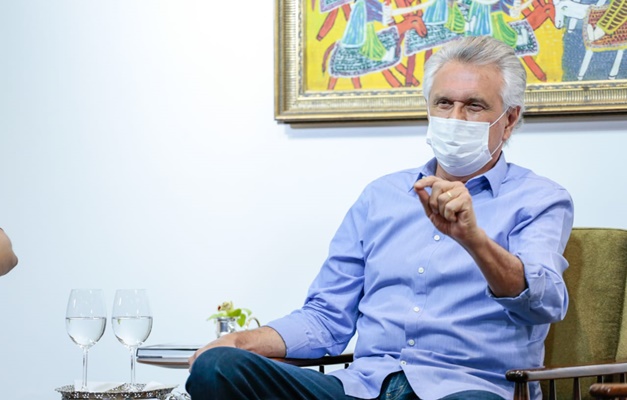 Caiado anuncia reajuste salarial de professores a partir de outubro 