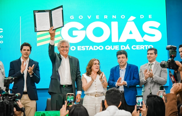 Caiado anuncia reestruturação da carreira dos professores da rede estadual