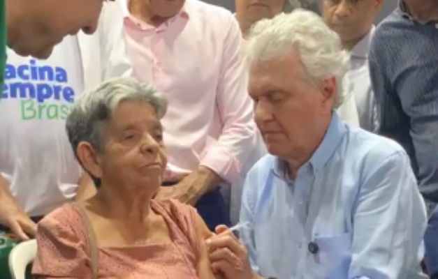 Caiado aplica vacina e homenageia médicos no Goiânia + Humana