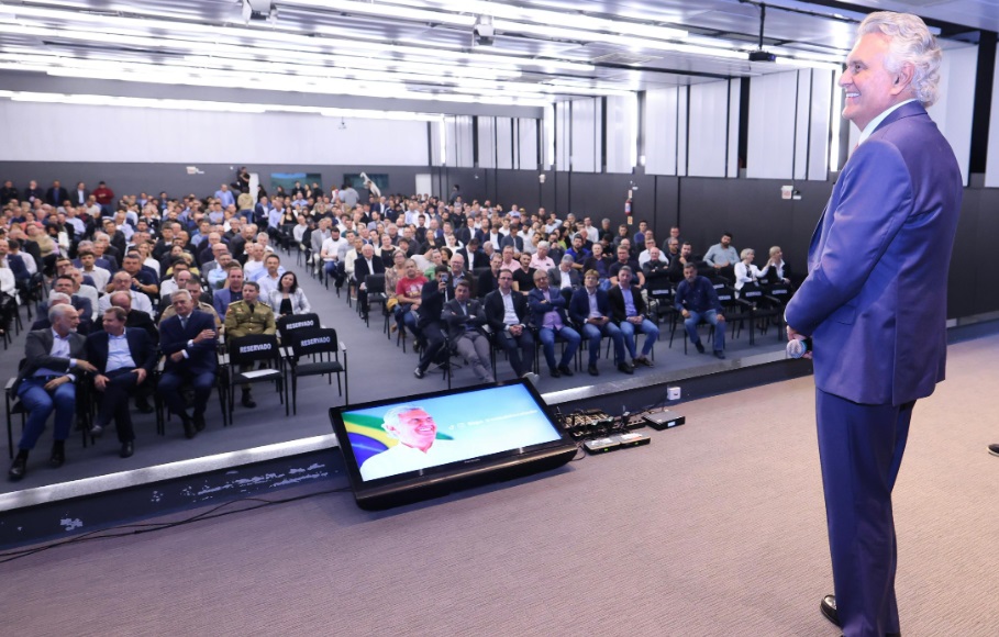 Caiado apresenta avanços de Goiás em encontro empresarial em Santa Catarina