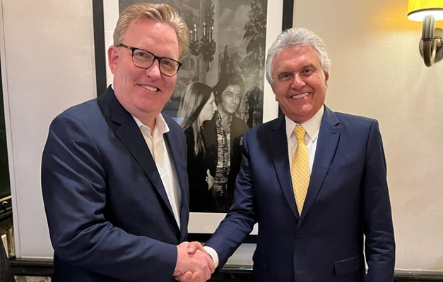 Caiado apresenta política estadual de IA à multinacional Amazon em Nova York