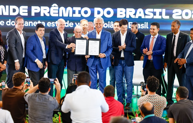 Caiado assina contrato para realização da MotoGP no Autódromo de Goiânia