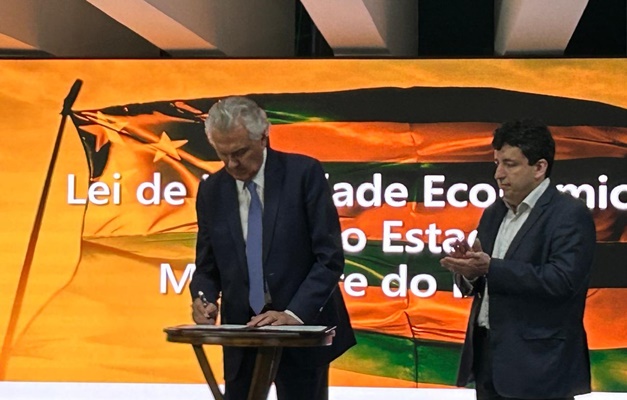 Caiado assina decreto que regulamenta Lei de Liberdade Econômica em Goiás