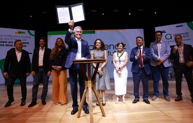 Caiado cobra determinação ao apresentar nova turma do Aprendiz do Futuro