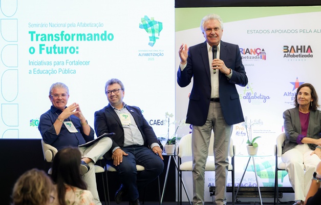 Caiado destaca avanço da alfabetização em Goiás durante seminário no Ceará
