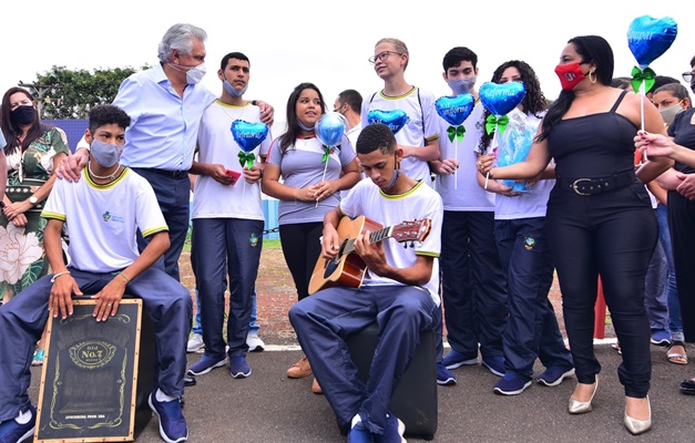 Caiado distribui 1.500 Chromebooks a estudantes de Formosa