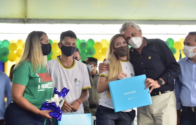 Caiado distribui 679 Chromebooks a estudantes em Cidade Ocidental