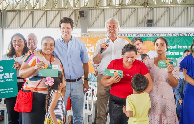 Caiado e Daniel Vilela levam benefícios sociais à população de Itaberaí 