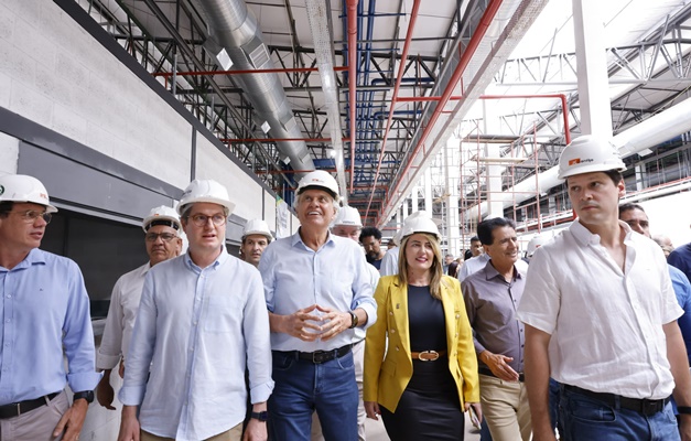 Caiado e Daniel Vilela vistoriam obras do Mercadão de Águas Lindas de Goiás
