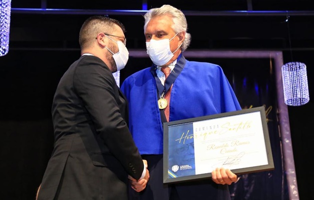 Caiado é homenageado com comenda Henrique Santillo, em Anápolis 