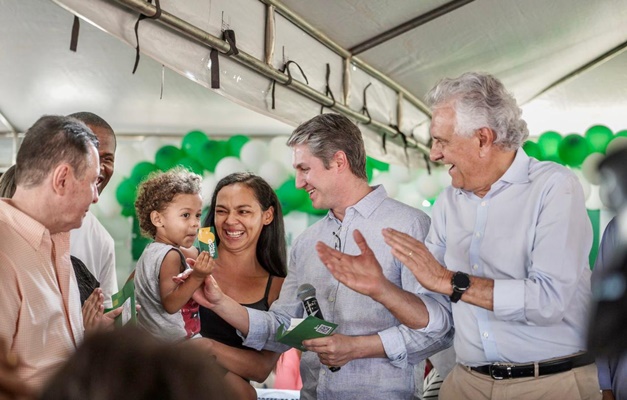 Caiado entrega 3.761 benefícios sociais em Águas Lindas de Goiás