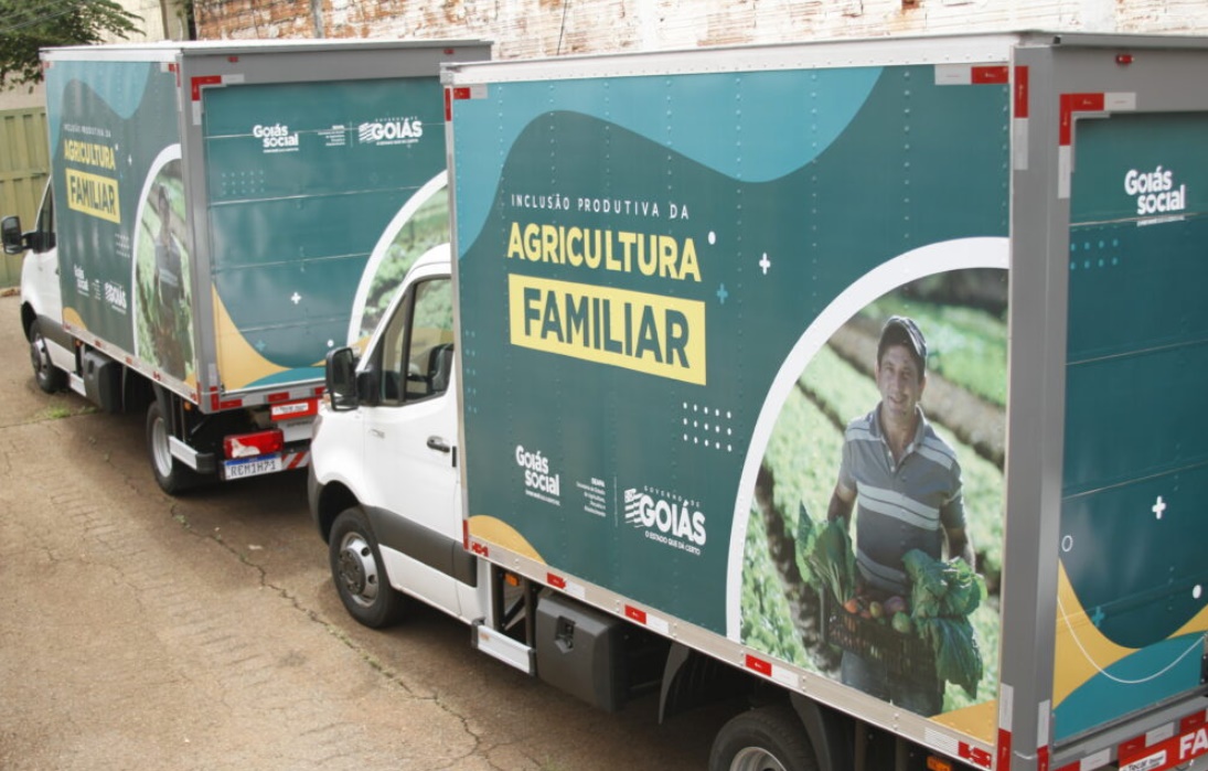 Caiado entrega 40 títulos de terras e 10 caminhões para pequenos produtores