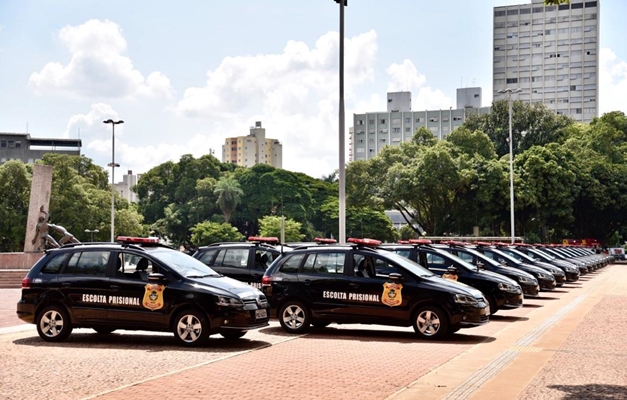 Caiado entrega 41 viaturas à Diretoria Geral de Administração Penitenciária
