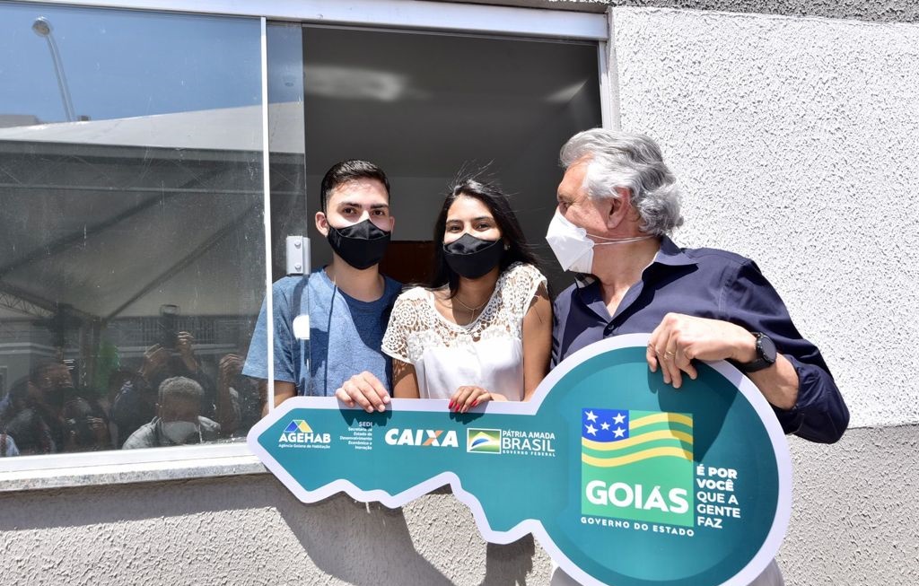 Caiado entrega 474 moradias em Valparaíso de Goiás