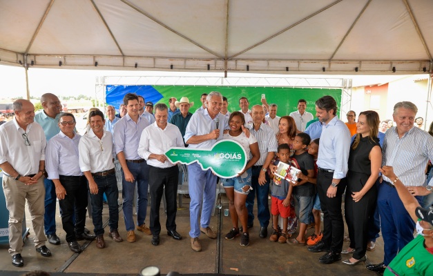 Caiado entrega 50 casas a custo zero em Bom Jesus de Goiás