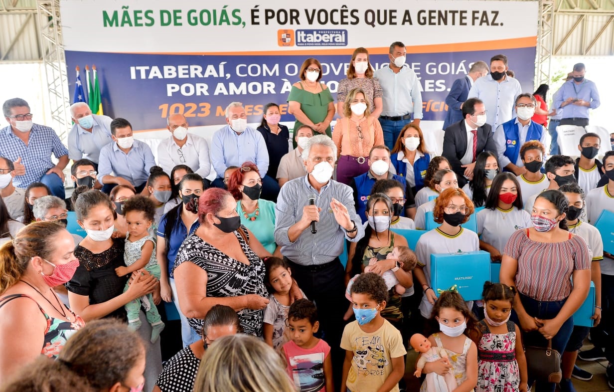 Caiado entrega a 2.359 mulheres primeiros cartões do Programa Mães de Goiás 