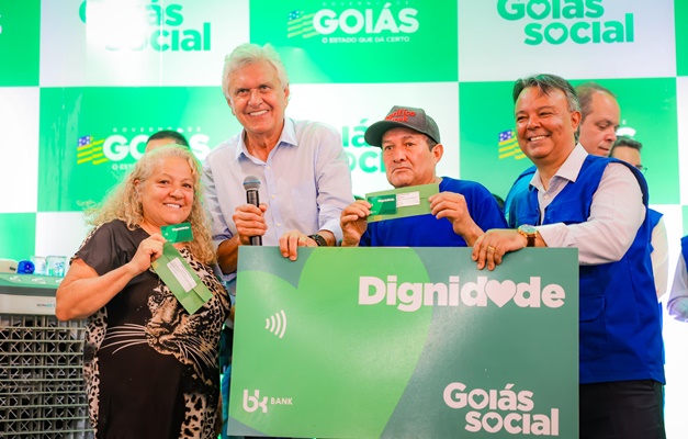 Caiado entrega benefícios do Goiás Social na região sudoeste de Goiânia