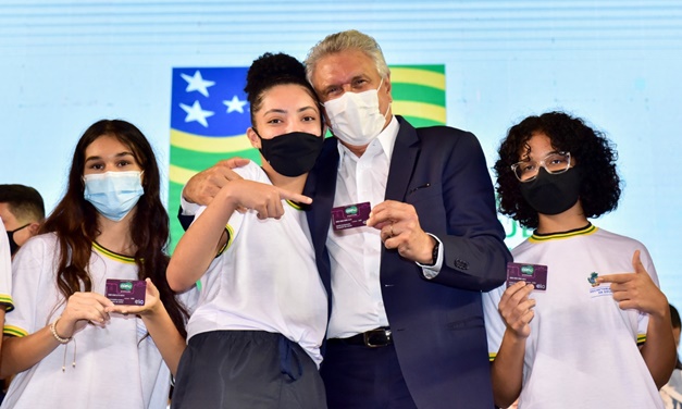 Caiado entrega cartões com R$ 100 mensais para estudantes do Ensino Médio