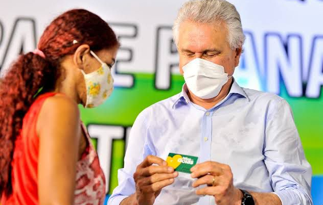 Caiado entrega cartões do Mães e Goiás e outros benefícios em Formosa 