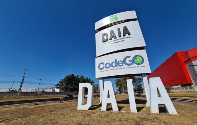Caiado entrega escrituras a empresas instaladas no Daia em Anápolis